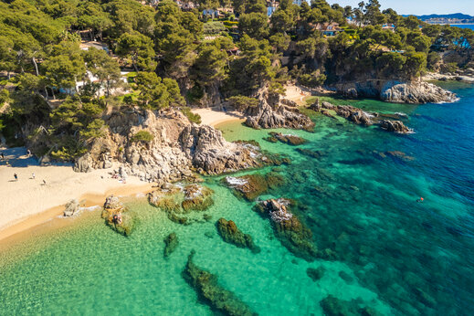 Fijn zandstrand, turquoise zee, luchtfoto op CAPFUN Treumal, Platja d'Aro.