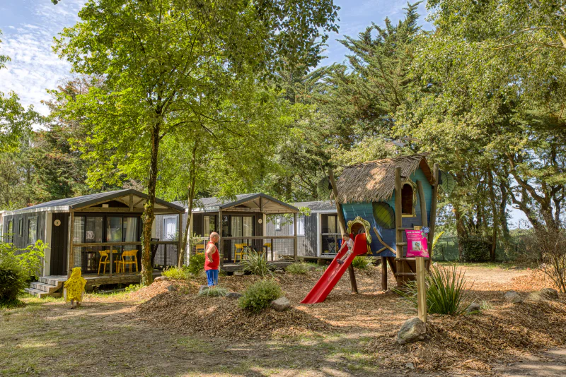 Comfortabele stacaravans en kinderspeeltuin op camping CLICOCHIC Trois Ch�nes in Pornichet (44).