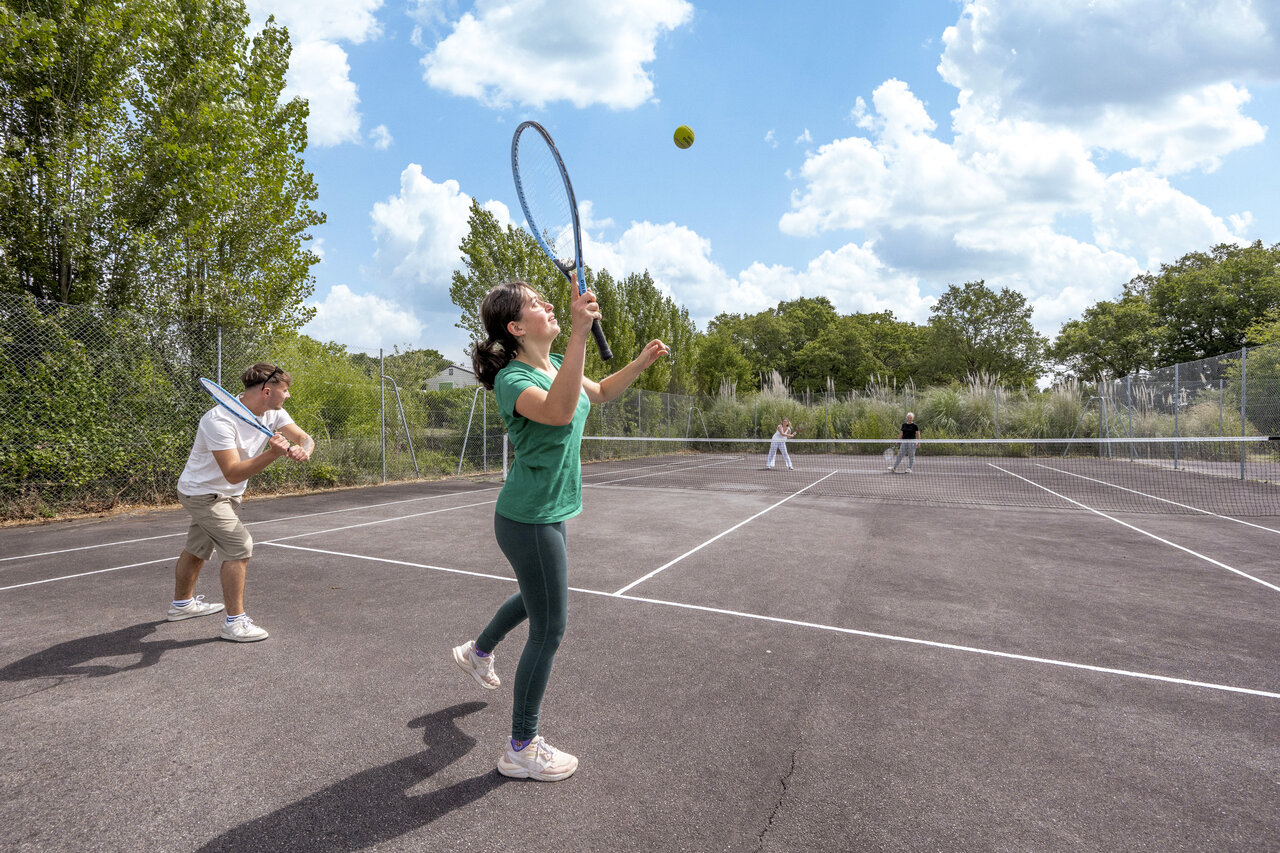 Tenniswedstrijd op de buitenbaan van camping CLICOCHIC Trois Ch�nes in Pornichet (44).