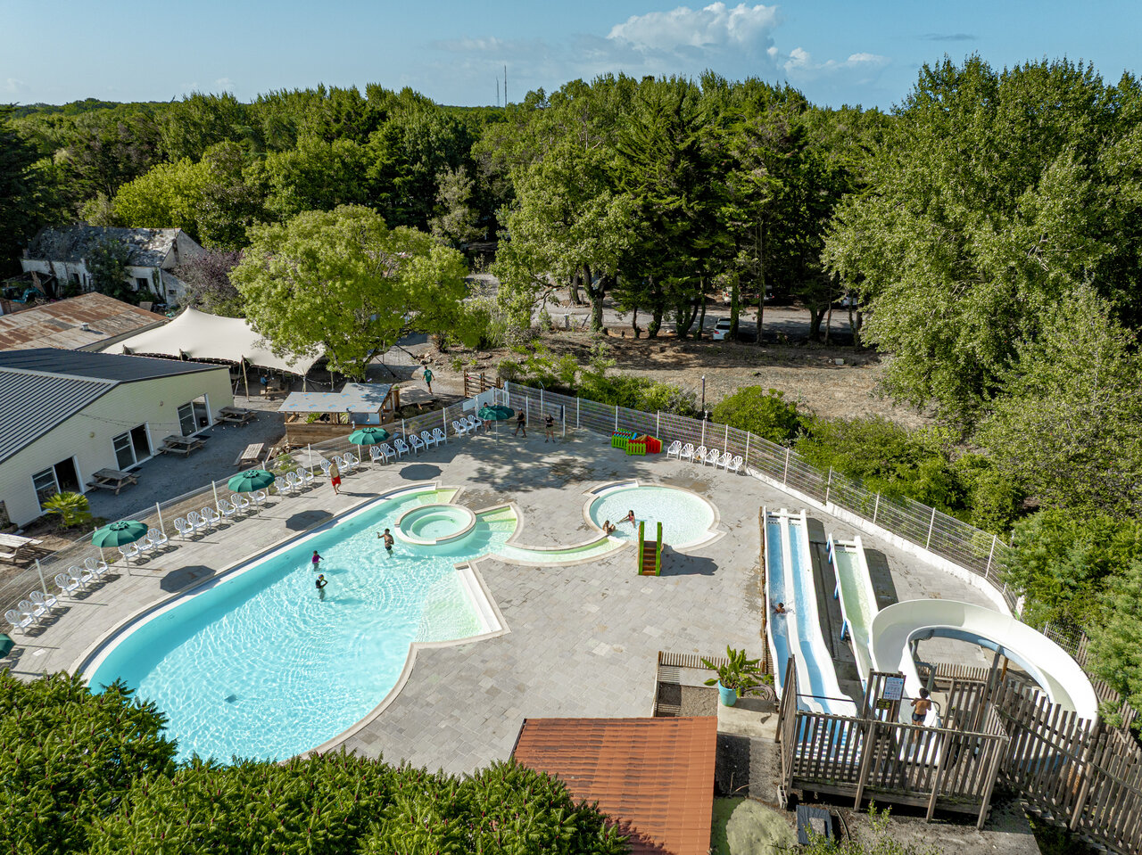 Buitenzwembad, glijbanen en jacuzzi op camping CLICOCHIC Trois Ch�nes in Pornichet (44).