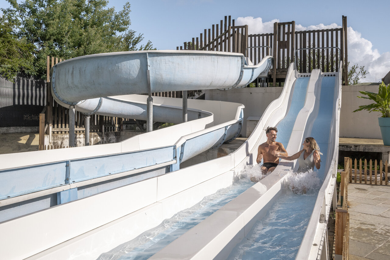 Waterglijbanen, zwembad op camping CLICOCHIC Trois Ch�nes in Pornichet (44).