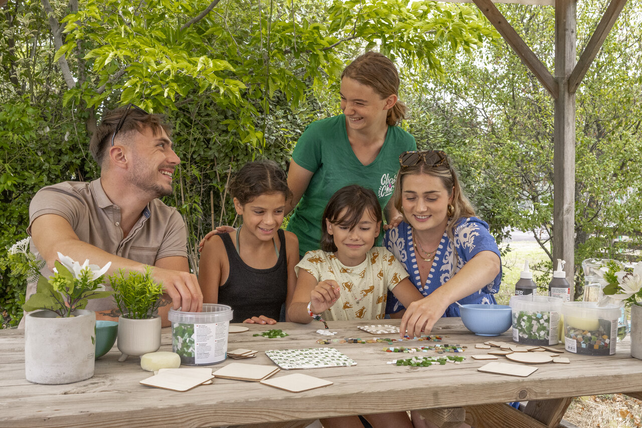 Creatieve workshop met familie en animator op camping CLICOCHIC Trois Ch�nes in Pornichet.