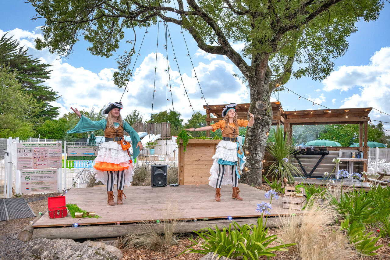 Piratenanimatie op buitenpodium van camping CLICOCHIC Trois Ch�nes in Pornichet.