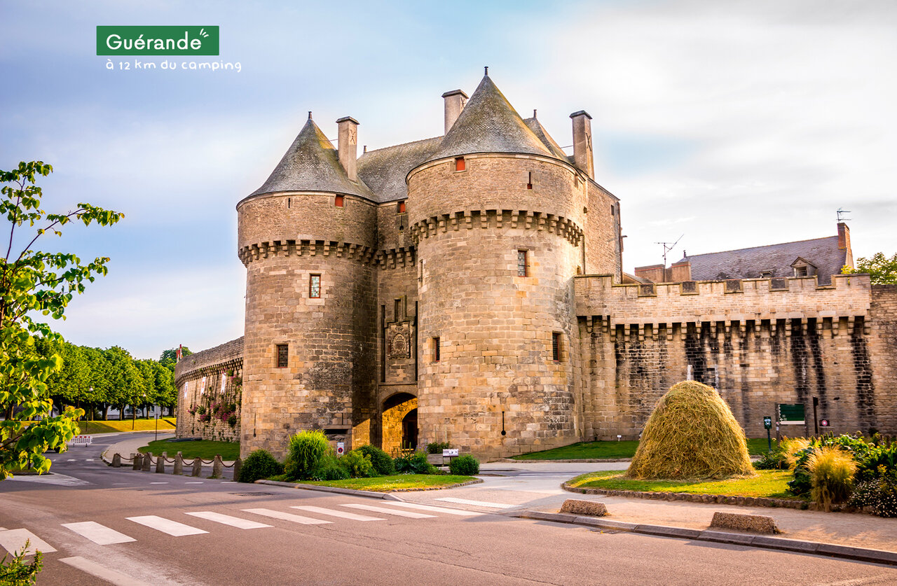 Middeleeuwse stadswallen van Gu�rande, historische stad te bezoeken nabij de camping.