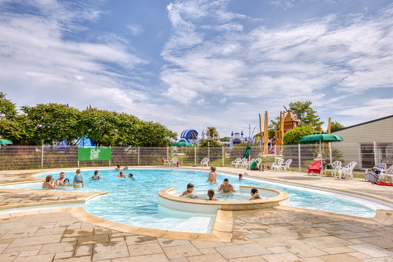 Buitenzwembad met bubbelbad en waterspellen op camping CLICOCHIC Trois Ch�nes in Pornichet (44).