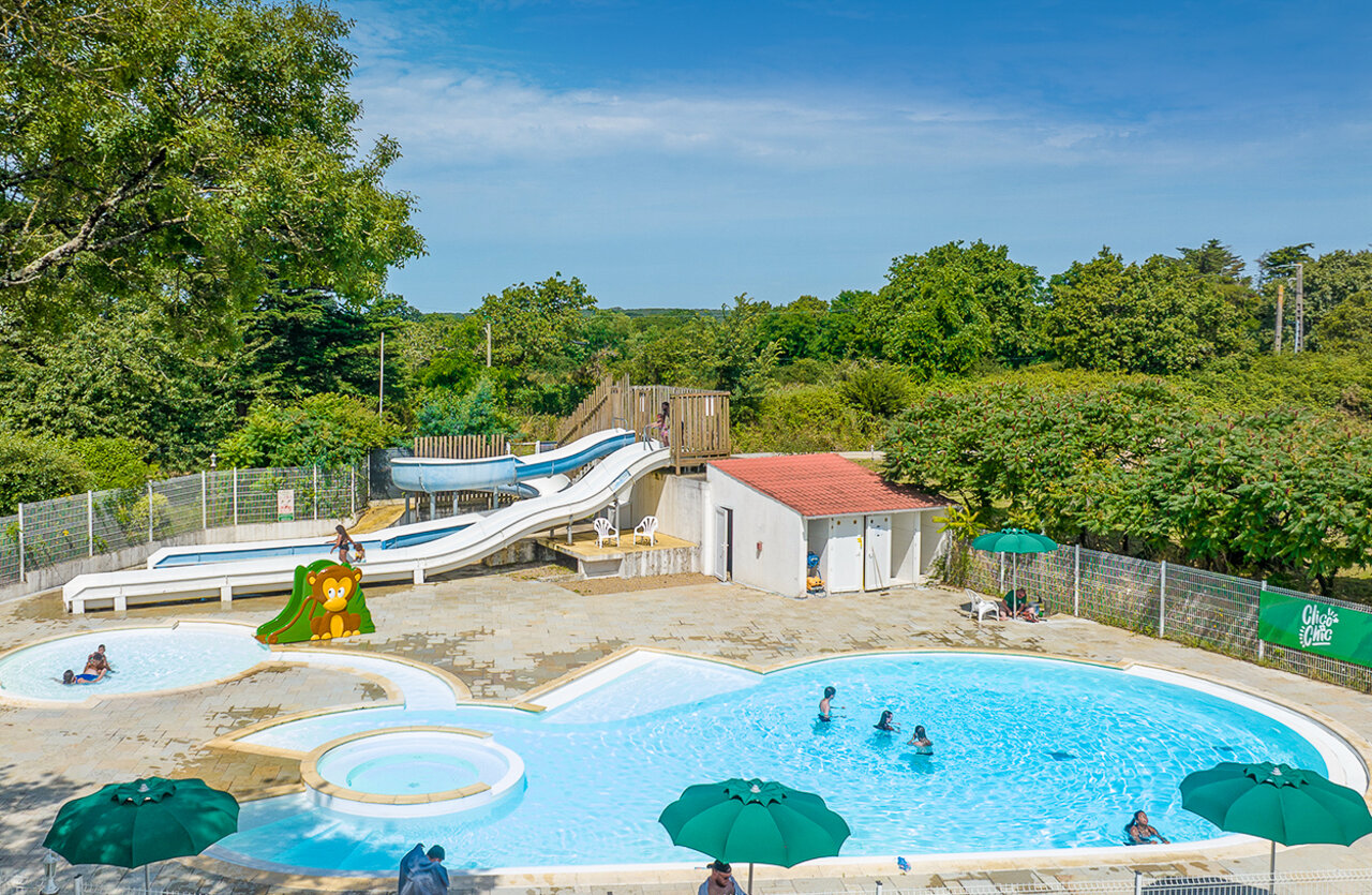 Buitenzwembad, glijbanen, kinderbad, jacuzzi camping CLICOCHIC Trois Ch�nes Pornichet (44).