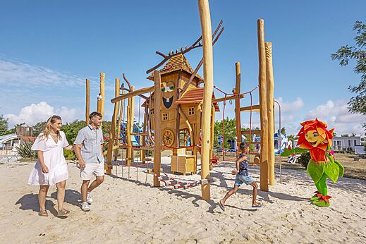 Houten speeltuin, kinderen en mascotte op camping CLICOCHIC Trois Chênes in Pornichet (44).
