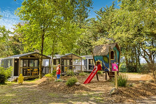 Kinderspeeltuin met glijbaan en stacaravans op camping CLICOCHIC Trois Chênes Pornichet (44).