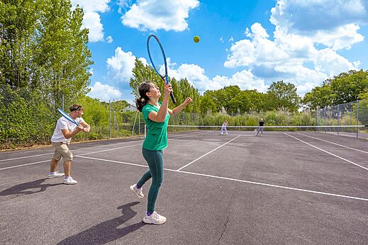 Tennisbaan met spelende mensen op camping CLICOCHIC Trois Chênes in Pornichet (44).