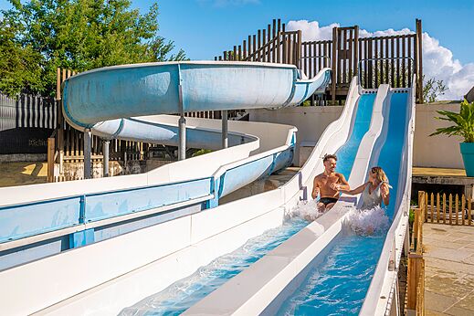 Waterglijbanen met spetters op camping CLICOCHIC Trois Chênes in Pornichet (44).