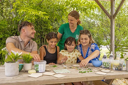 Creatieve mozaïekworkshop voor familie met animator op camping CLICOCHIC Trois Chênes in Pornichet (44).