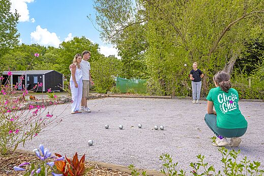 Familie speelt jeu de boules op camping CLICOCHIC Trois Chênes in Pornichet (44).