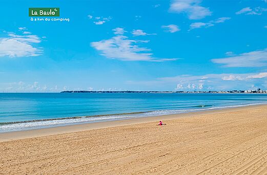 Groot zandstrand in La Baule, toeristische bestemming dichtbij de camping.