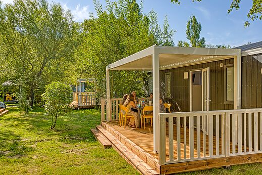 Modern Mobil-home, groot schaduwrijk terras, camping CLICOCHIC Trois Chênes in Pornichet.