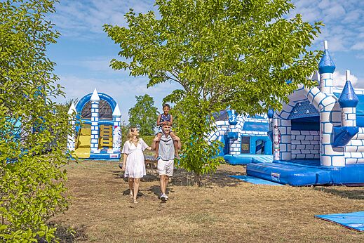 Opblaasbare speeltuin voor kinderen op camping CLICOCHIC Trois Chênes in Pornichet (44).