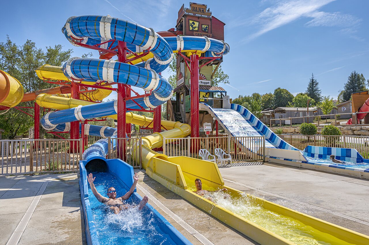 Reusachtige waterglijbanen en waterpark op camping CAPFUN Ullule in Tournon d'Agenais (47).