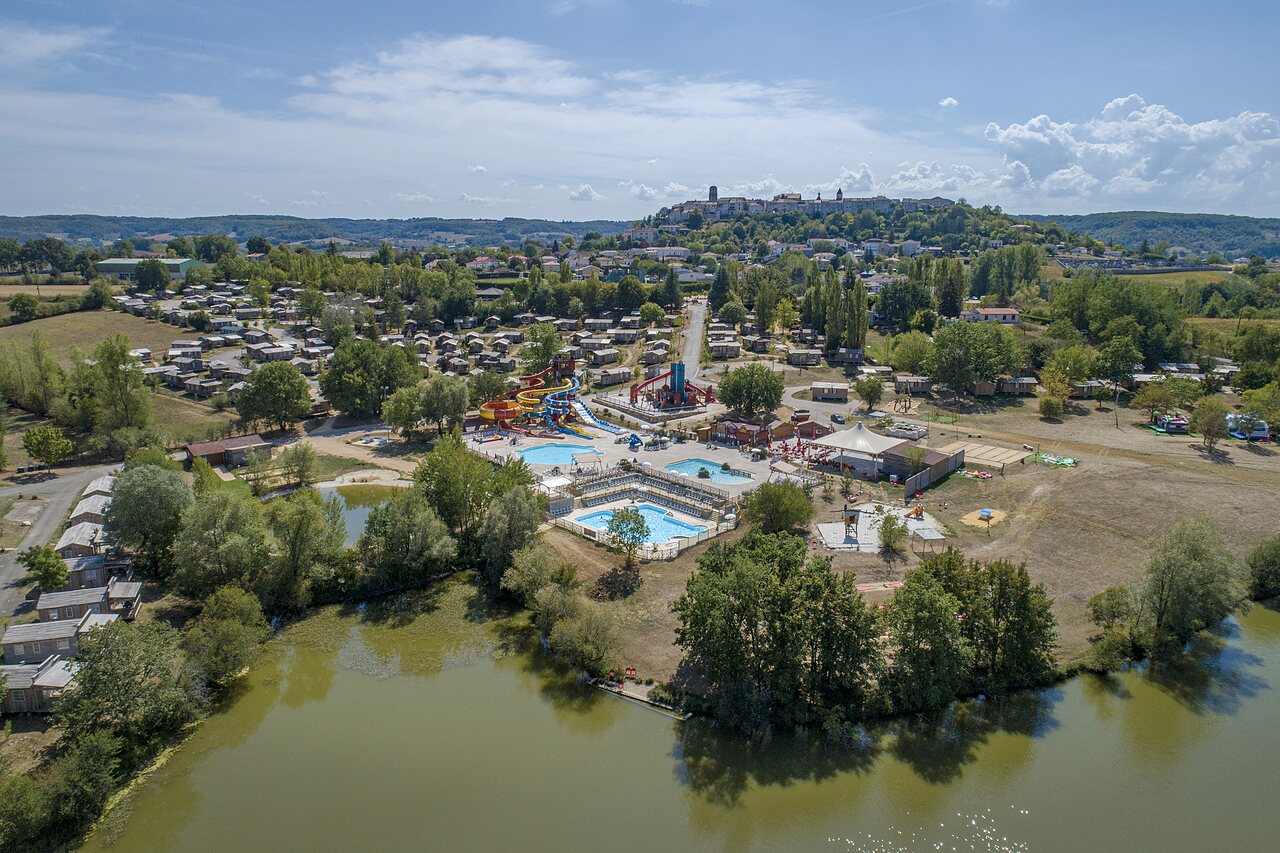 Waterpark, zwembaden, glijbanen en stacaravans op camping CAPFUN Ullule (47).
