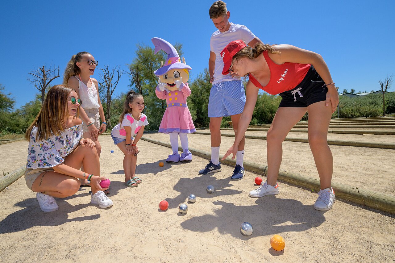 Petanque, mascotte en gezinnen op camping CAPFUN Ullule in Tournon d'Agenais (47).