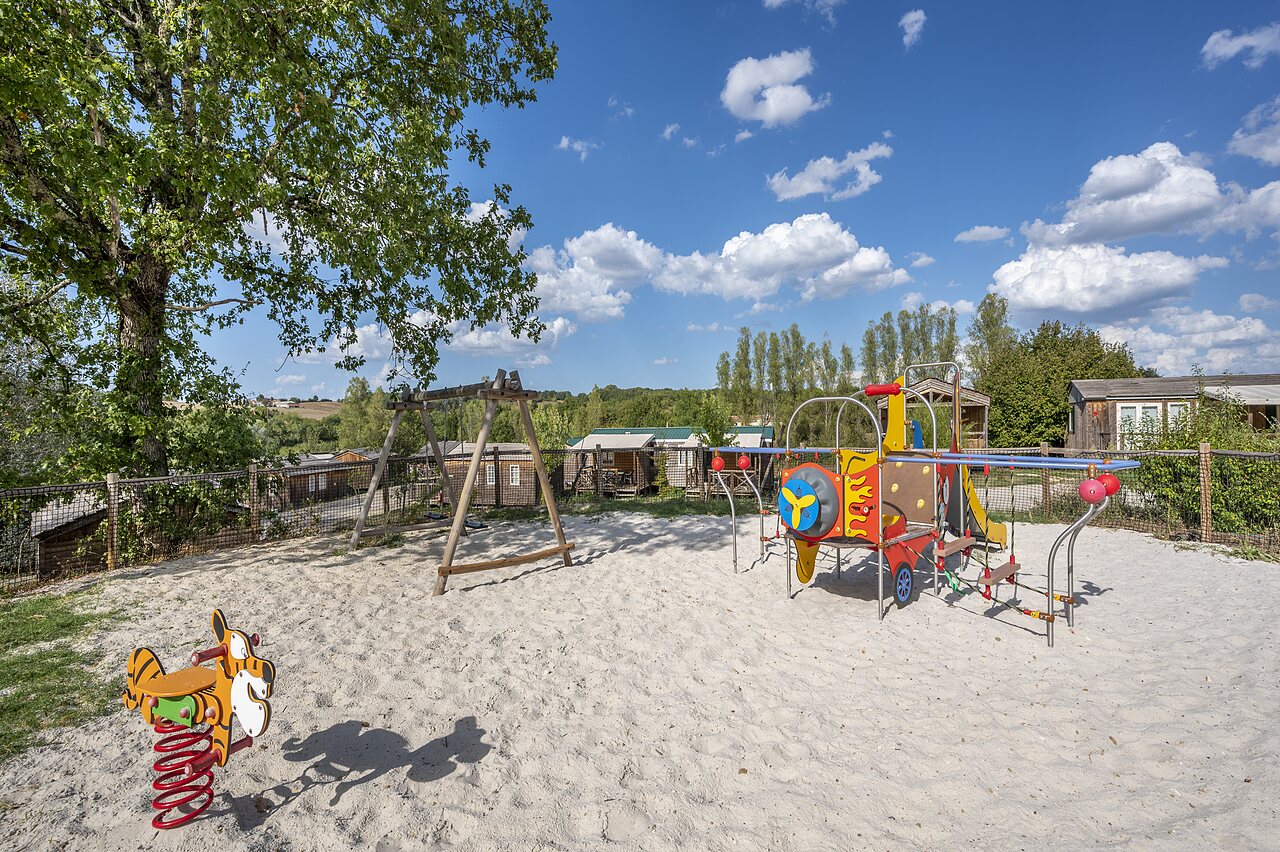 Kinderspeeltuin, schommel op camping CAPFUN Ullule in Tournon d'Agenais.