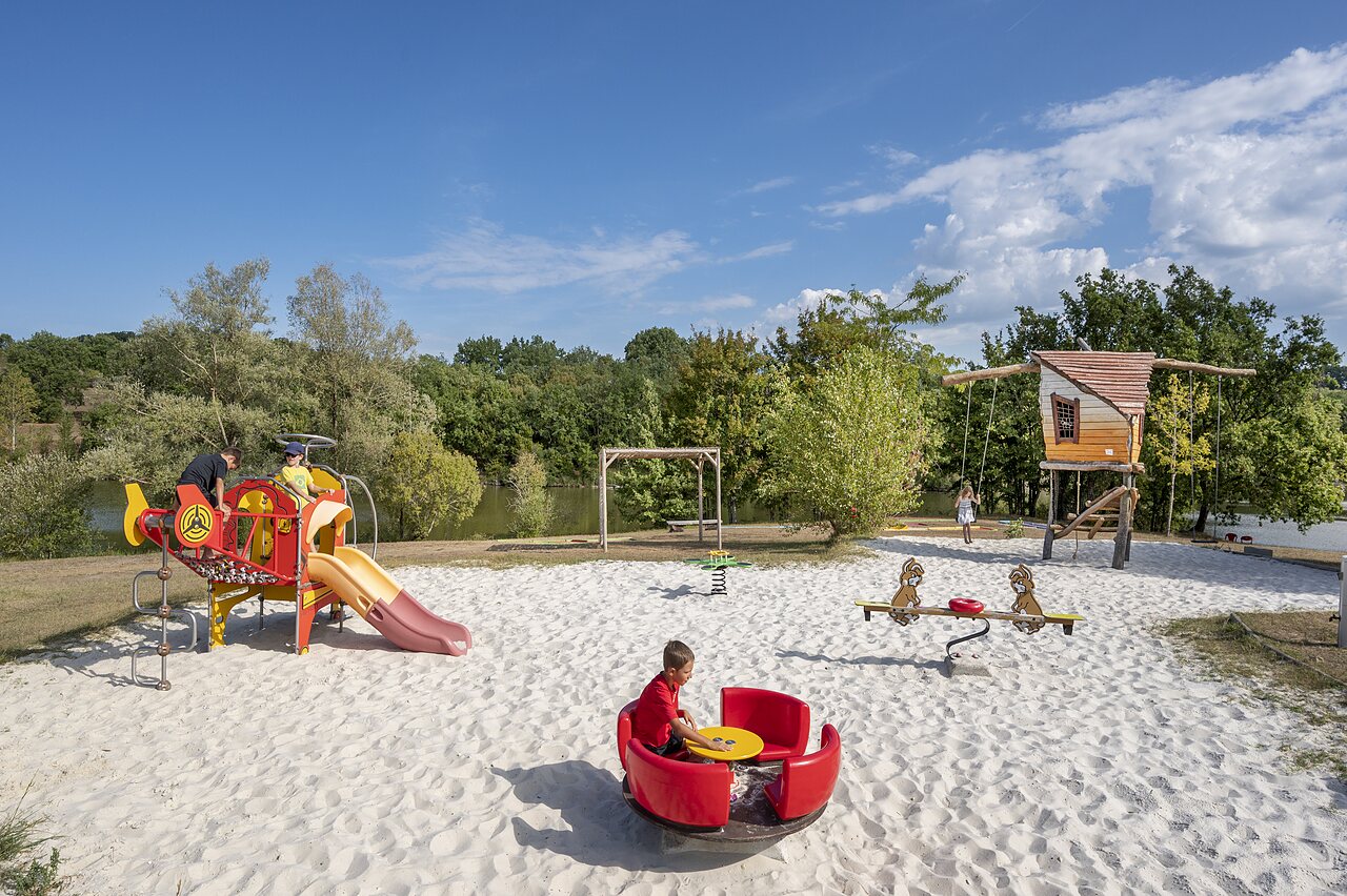 Kinderspeeltuin op camping CAPFUN Ullule in Tournon d'Agenais (47).