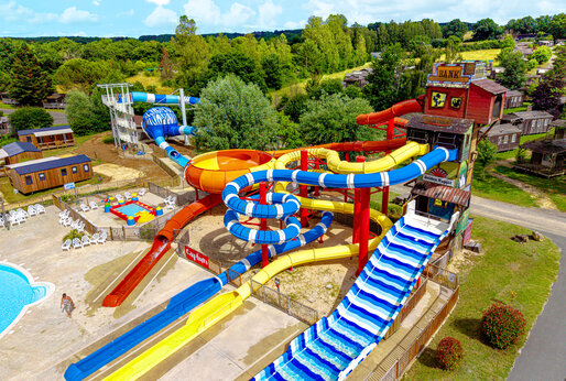 Kleurrijke waterglijbanen en buitenzwembad op camping CAPFUN Ullule in Tournon d'Agenais (47).