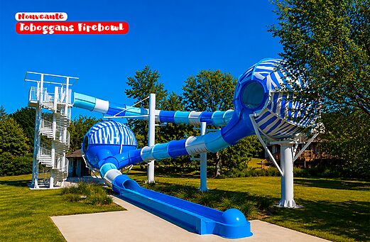 Grote blauw-witte Firebowl glijbaan op camping CAPFUN Ullule in Tournon d'Agenais (47).