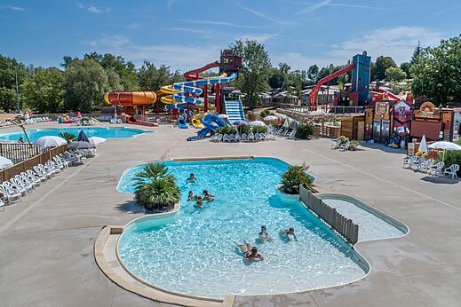 Kleurrijke waterglijbanen en mensen op camping CAPFUN Ullule in Tournon d'Agenais (47).