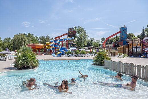 Buitenzwembad en waterglijbanen op camping CAPFUN Ullule in Tournon d'Agenais (47).