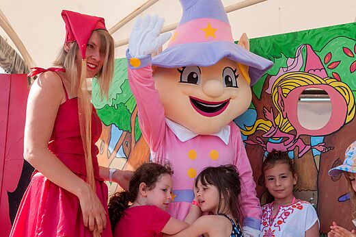Mascotte en animatrice met kinderen tijdens een activiteit op camping CAPFUN Ullule in Tournon d'Agenais (47).