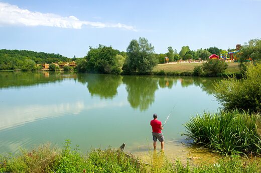 Man rustig aan het vissen in het meer van camping CAPFUN Ullule in Tournon d'Agenais (47).