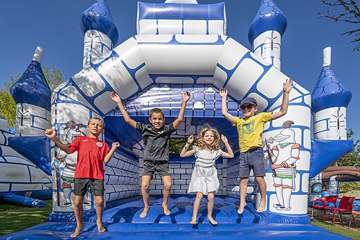 Kinderen springen op een blauw-wit springkasteel op camping CAPFUN Ullule in Tournon d'Agenais (47).