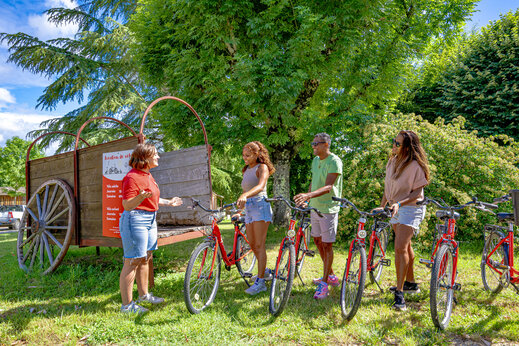 Verhuur van rode fietsen voor familie op camping CAPFUN Ullule Tournon d'Agenais (47).