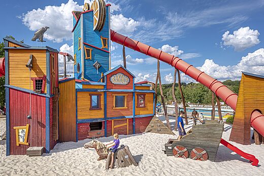 Thematische speeltuin, glijbaan en kinderen op camping CAPFUN Ullule in Tournon d'Agenais (47).