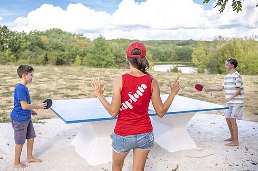 Tafeltennisspel buiten op camping CAPFUN Ullule in Tournon d'Agenais (47).