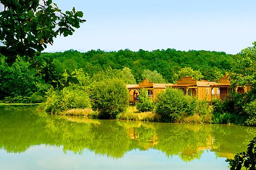 Houten accommodaties, meer en groen op camping CAPFUN Ullule, Tournon d'Agenais (47).