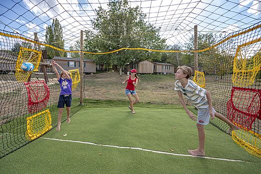 Balspel met doelen voor kinderen en volwassenen op camping CAPFUN Ullule.
