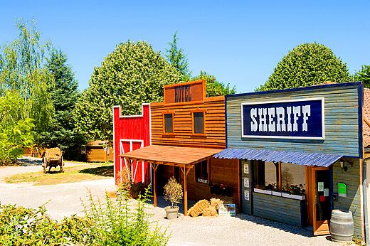 Thematisch Wild West dorp, Sheriff en Hotel gebouwen op camping CAPFUN Ullule in Tournon d'Agenais.