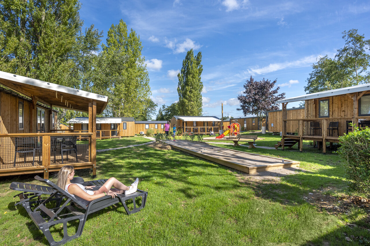 Stacaravans, jeu de boules en speeltuin op camping CAPFUN Val d'Authie in Villers sur Authie (80).