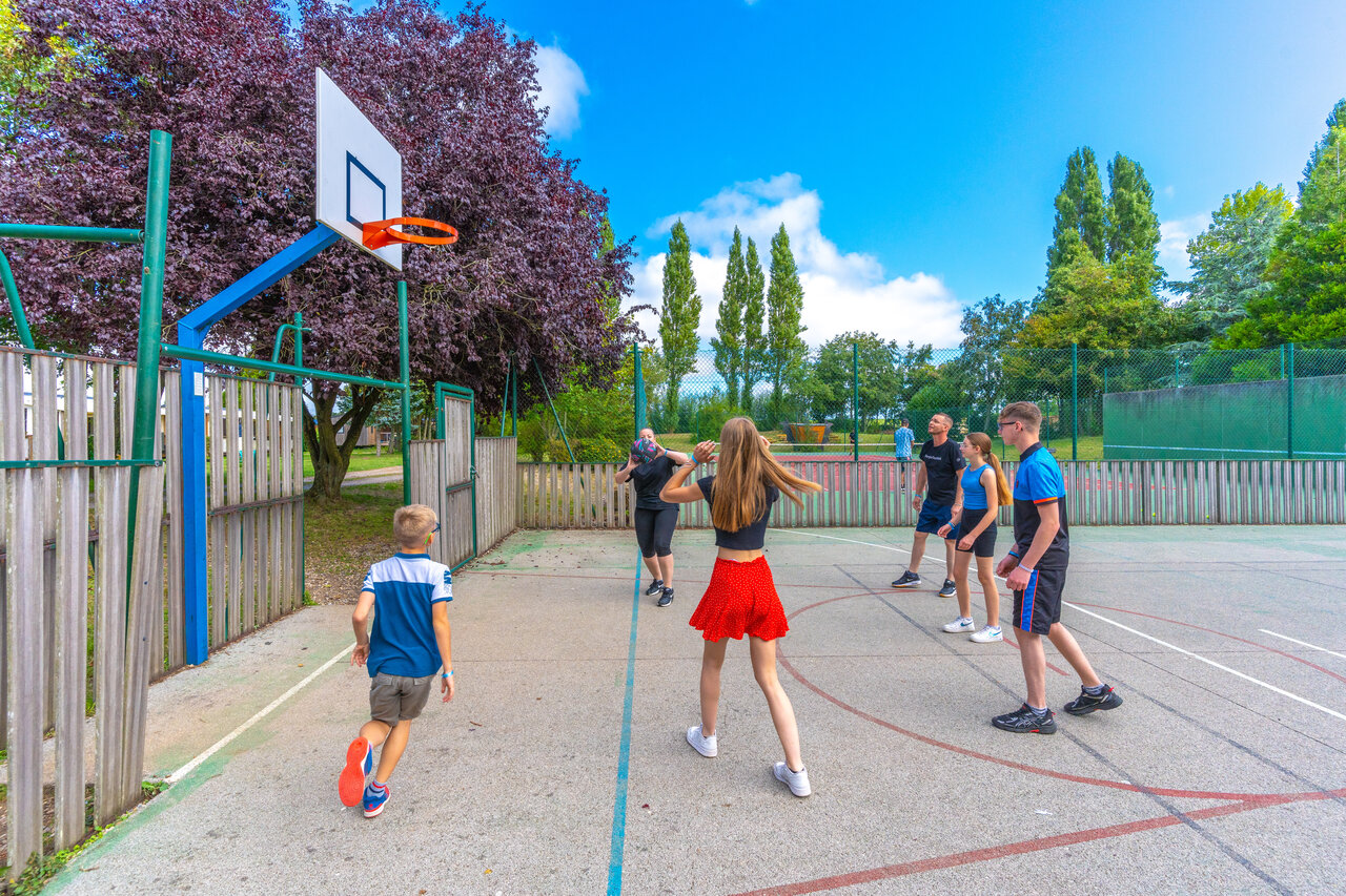 Multisportterrein voor basketbal op camping CAPFUN Val d'Authie in Villers sur Authie.