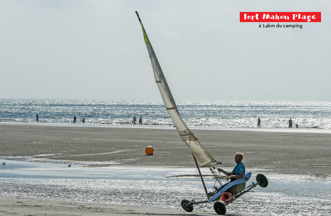 Strandzeilen op strand Fort Mahon, nabij Baai van de Somme.