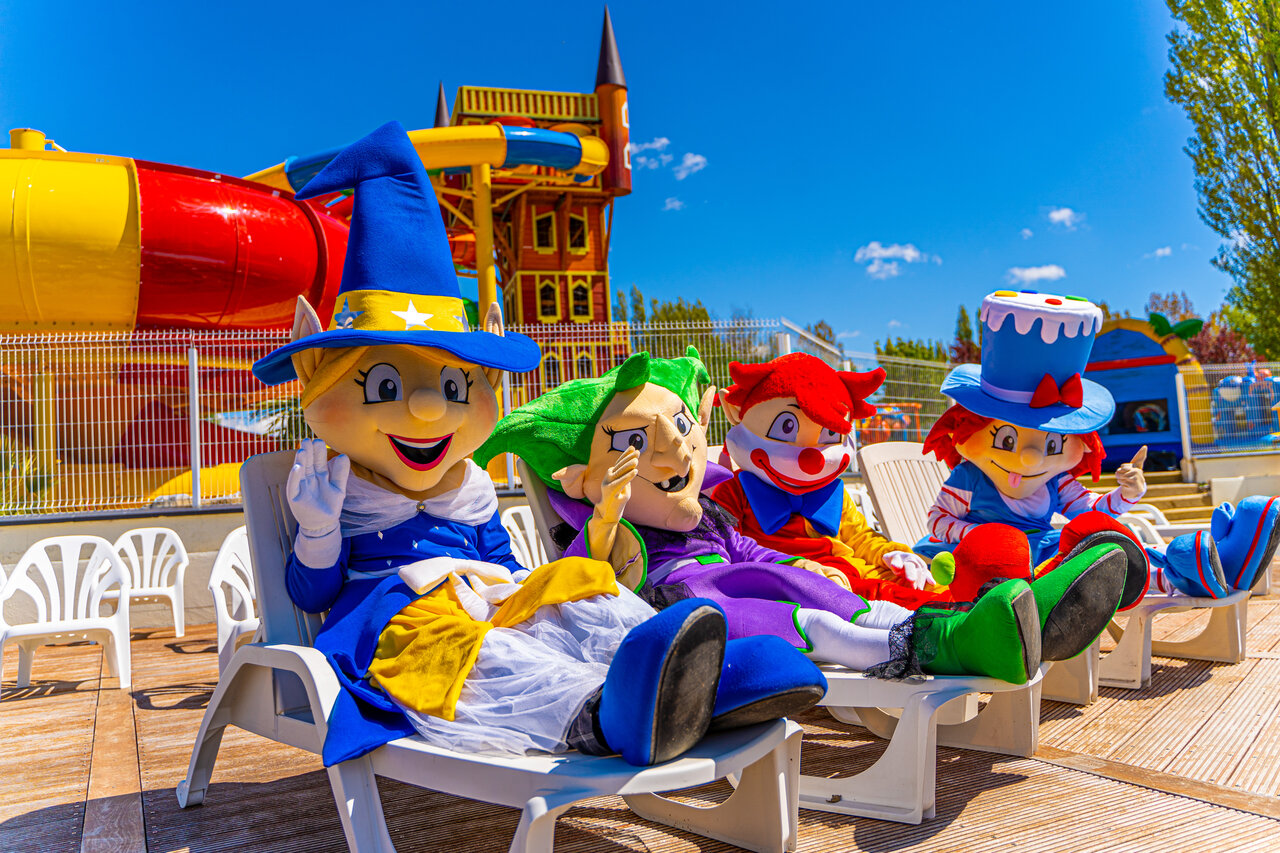 Campingmascottes en reuzenglijbaan op camping CAPFUN Val d'Authie in Villers sur Authie (80).