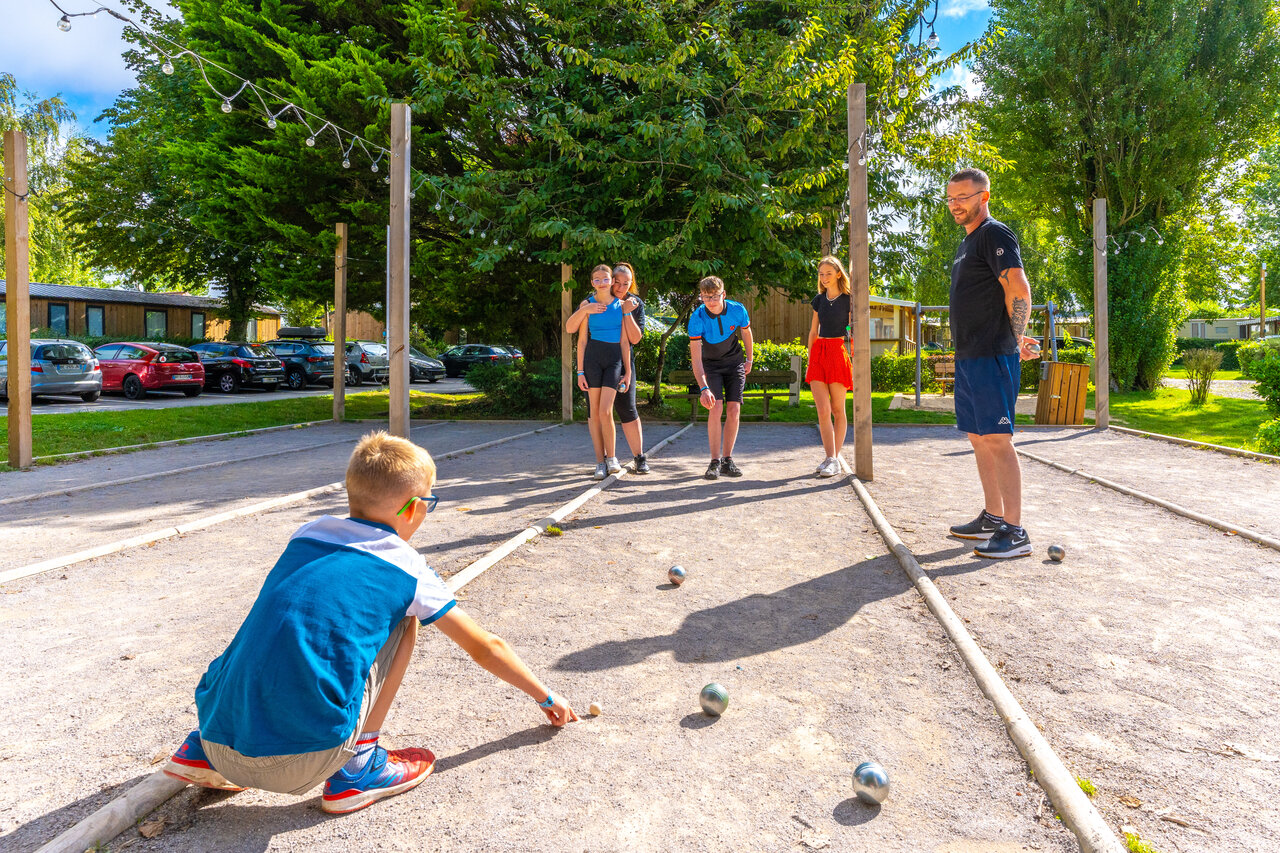 Familie speelt jeu de boules op camping CAPFUN Val d'Authie.