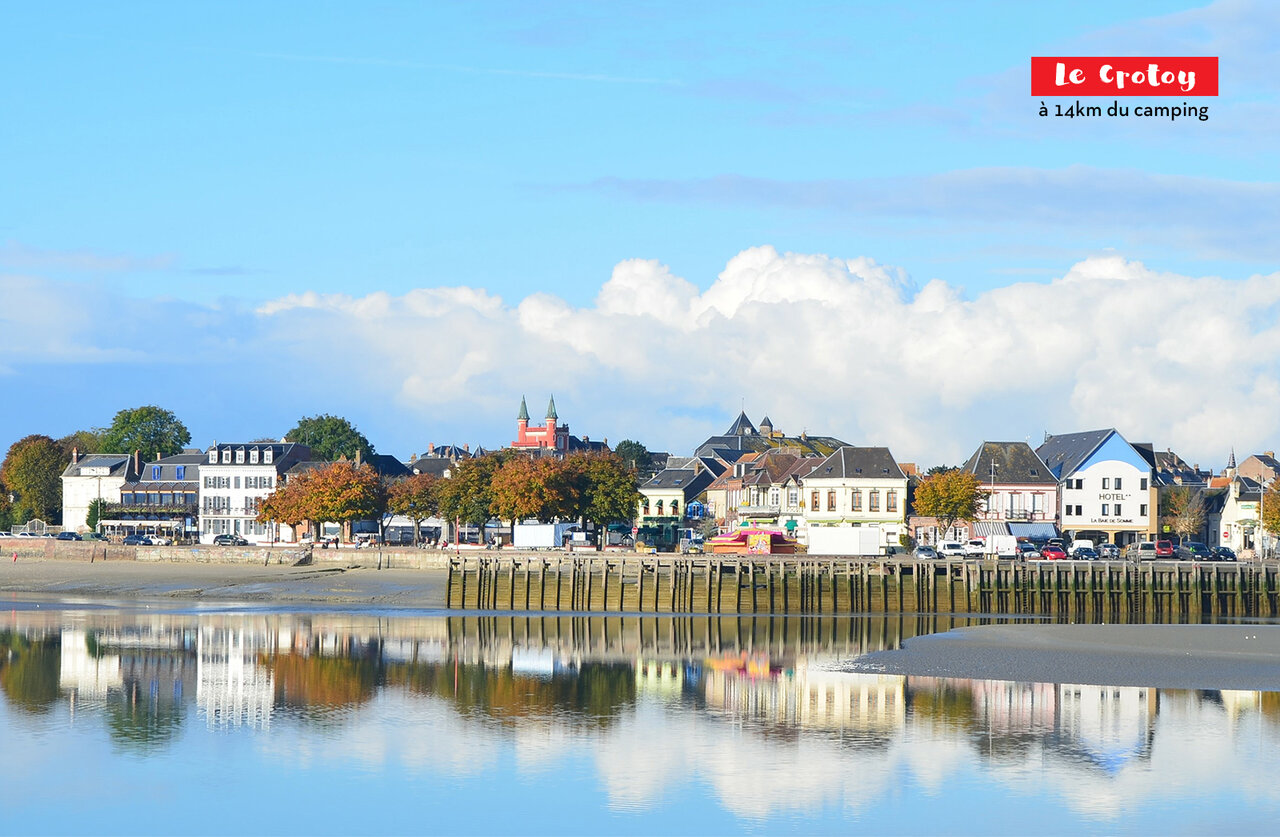 Le Crotoy, charmante kuststad met kleurrijke huizen en reflecties op het water.