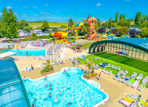 Buitenbaden, reuzenglijbanen op camping CAPFUN Val d'Authie, Villers sur Authie.