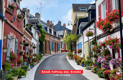 Schilderachtige bloemrijke straat in Saint-Valery-sur-Somme, een charmante stad in Picardië.