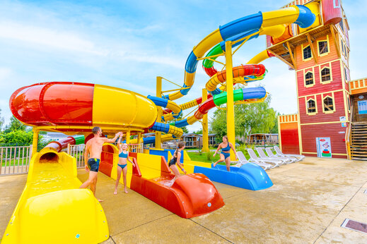Reusachtige waterglijbanen en waterspellen op camping CAPFUN Val d'Authie in Villers sur Authie (80).