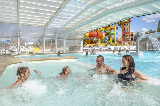Overdekt zwembad, glijbanen en waterspellen op camping CAPFUN Val d'Authie.