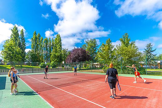 Tennisbaan met spelers op camping CAPFUN Val d'Authie in Villers sur Authie (80).