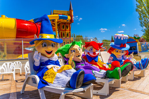 Lachende mascottes op stoelen, waterattracties, op camping CAPFUN Val d'Authie (80).