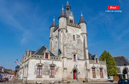 Historische belfort van Rue, een charmante stad om te bezoeken nabij de camping.